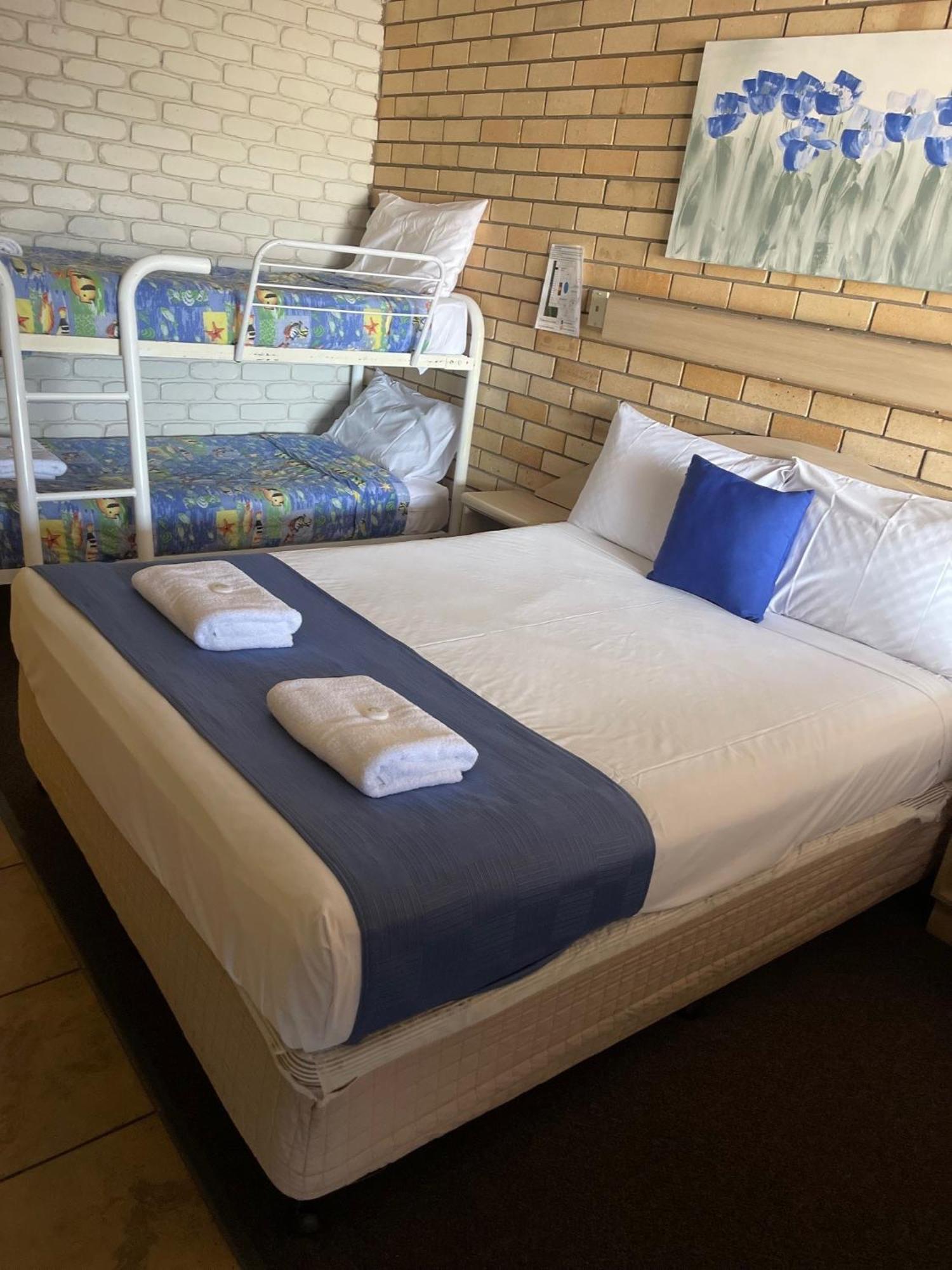 Castle Motor Lodge Bowen Esterno foto