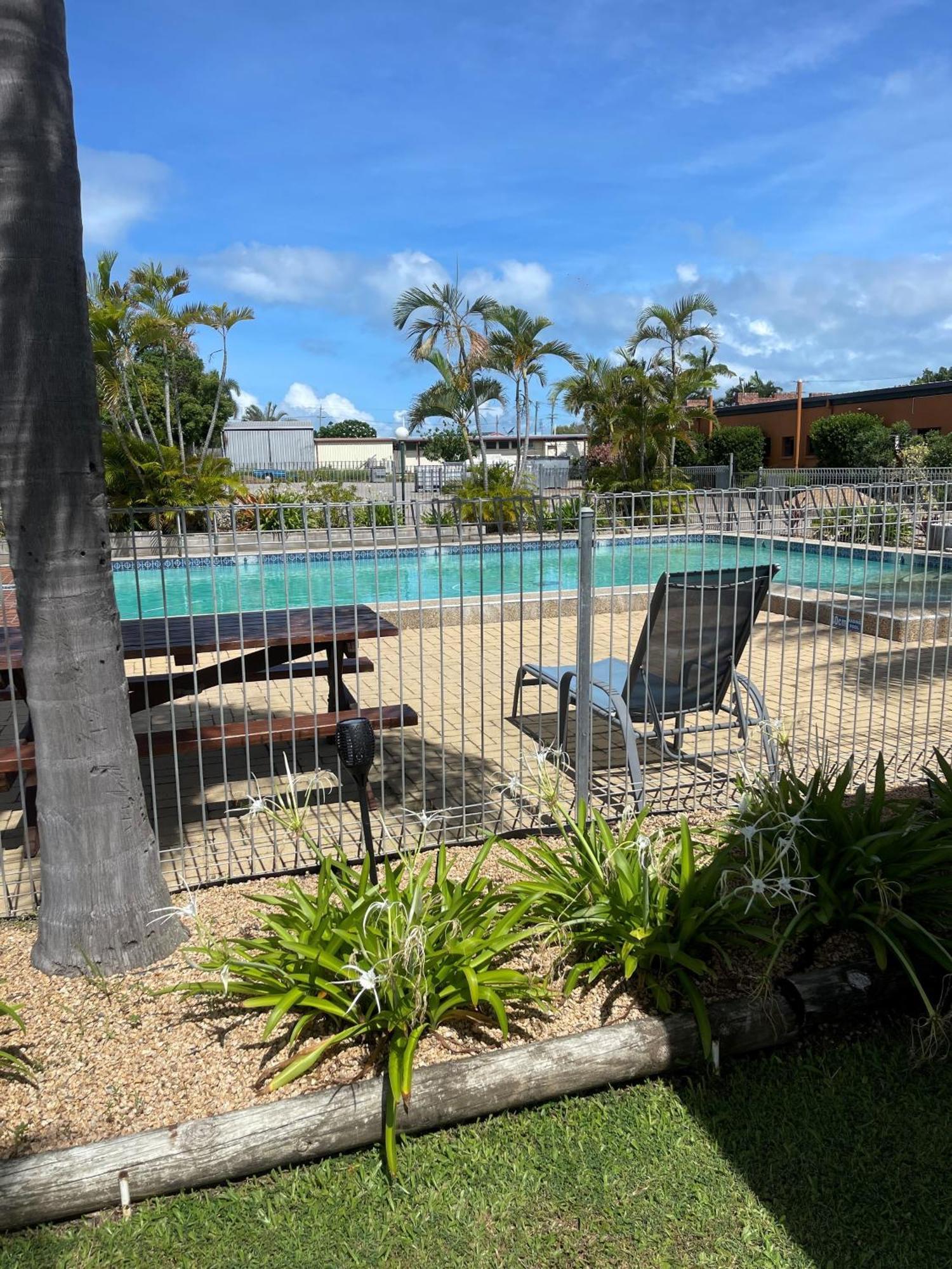 Castle Motor Lodge Bowen Esterno foto