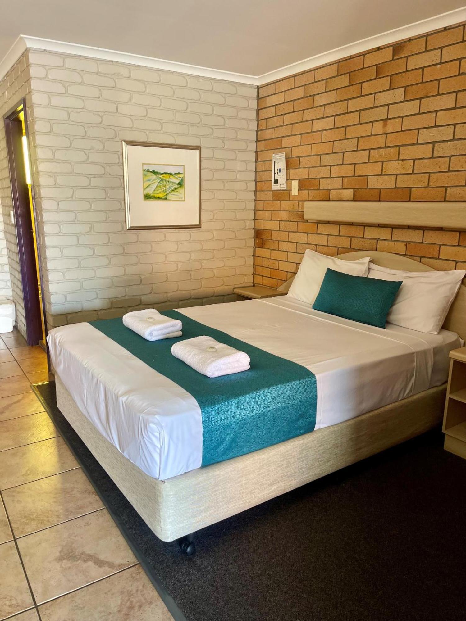 Castle Motor Lodge Bowen Esterno foto