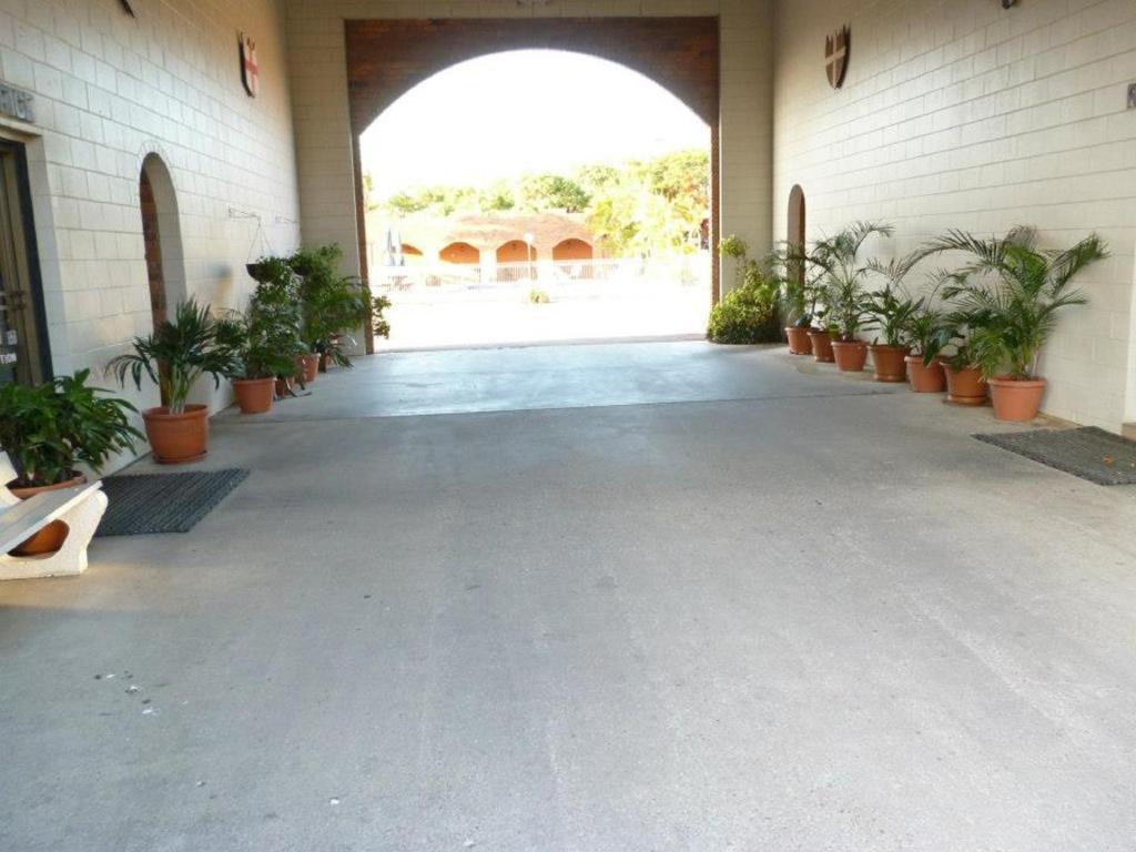 Castle Motor Lodge Bowen Esterno foto